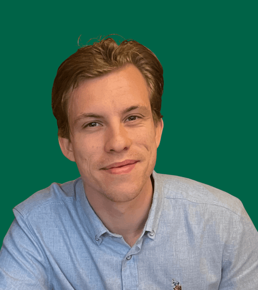 Mannelijke collega die lacht.