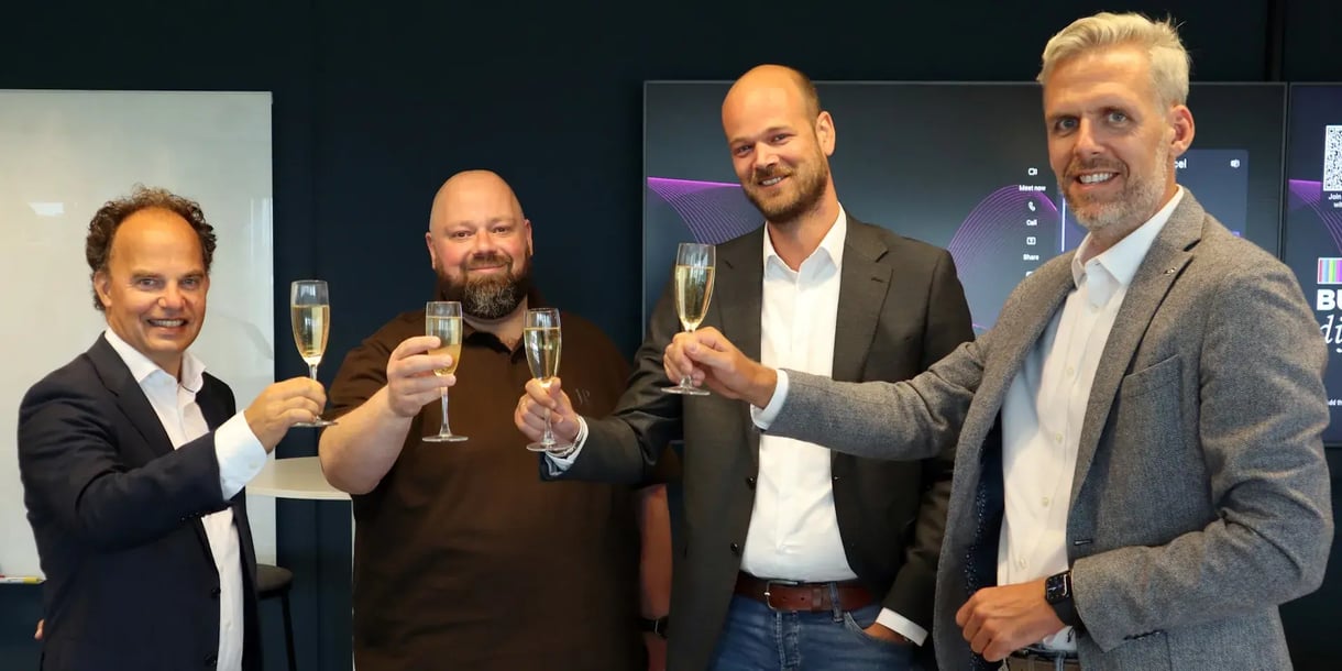 Groep mannen die toasten met een glas champagne