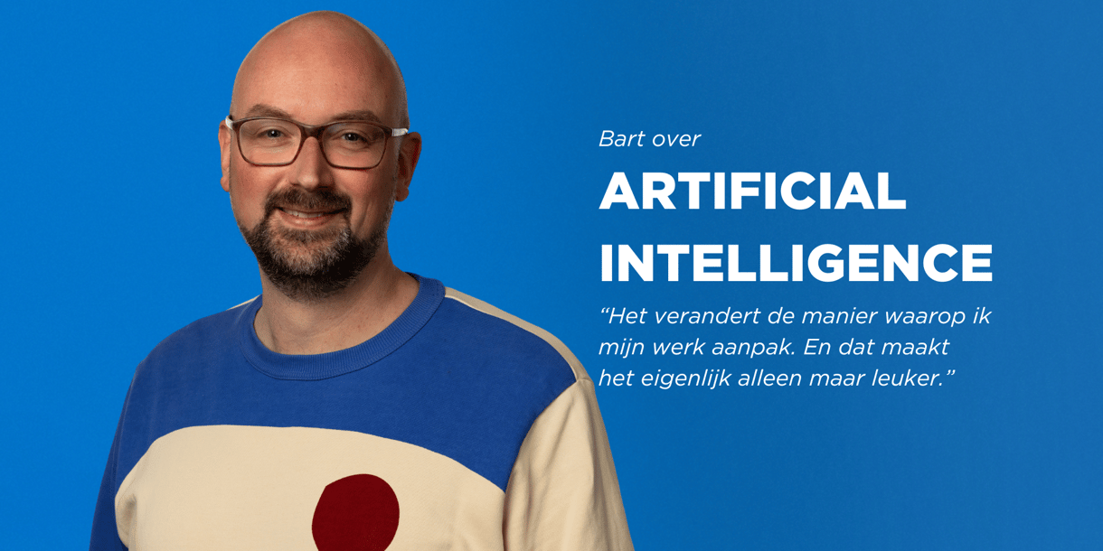 Man met bril die glimlacht voor een effen blauwe achtergrond, met naast hem tekst over artificial intelligence en een citaat over hoe het zijn werk leuker maakt.