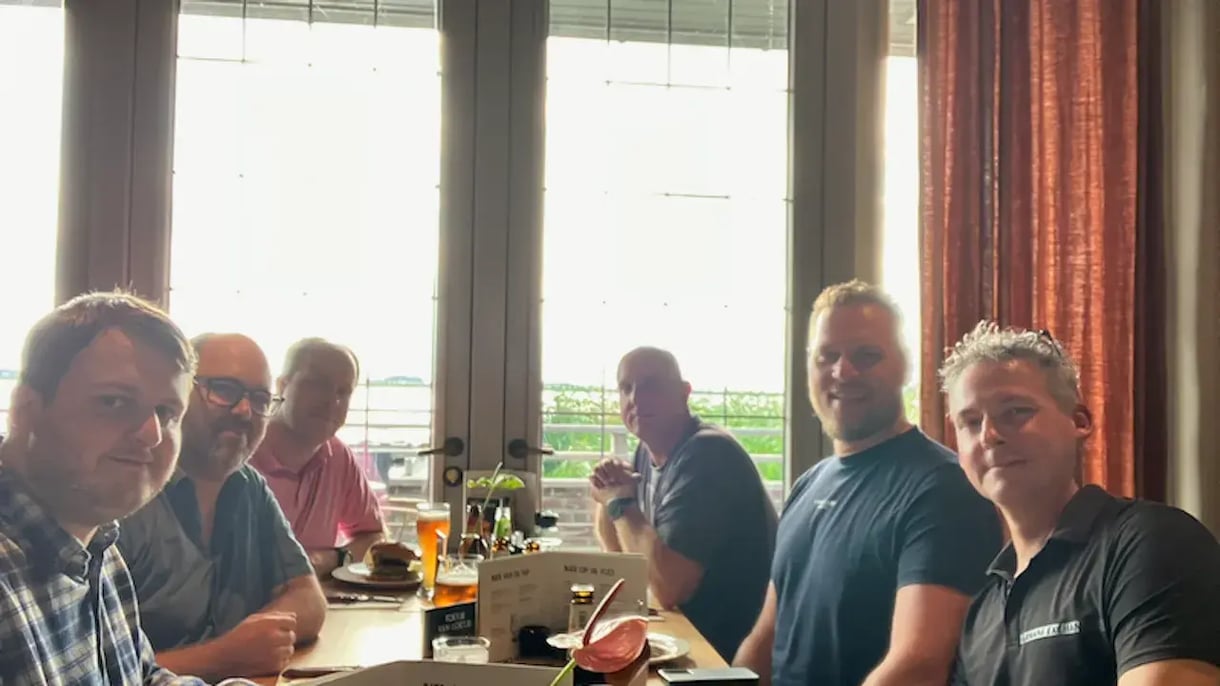 Collega's aan tafel in een restaurant.