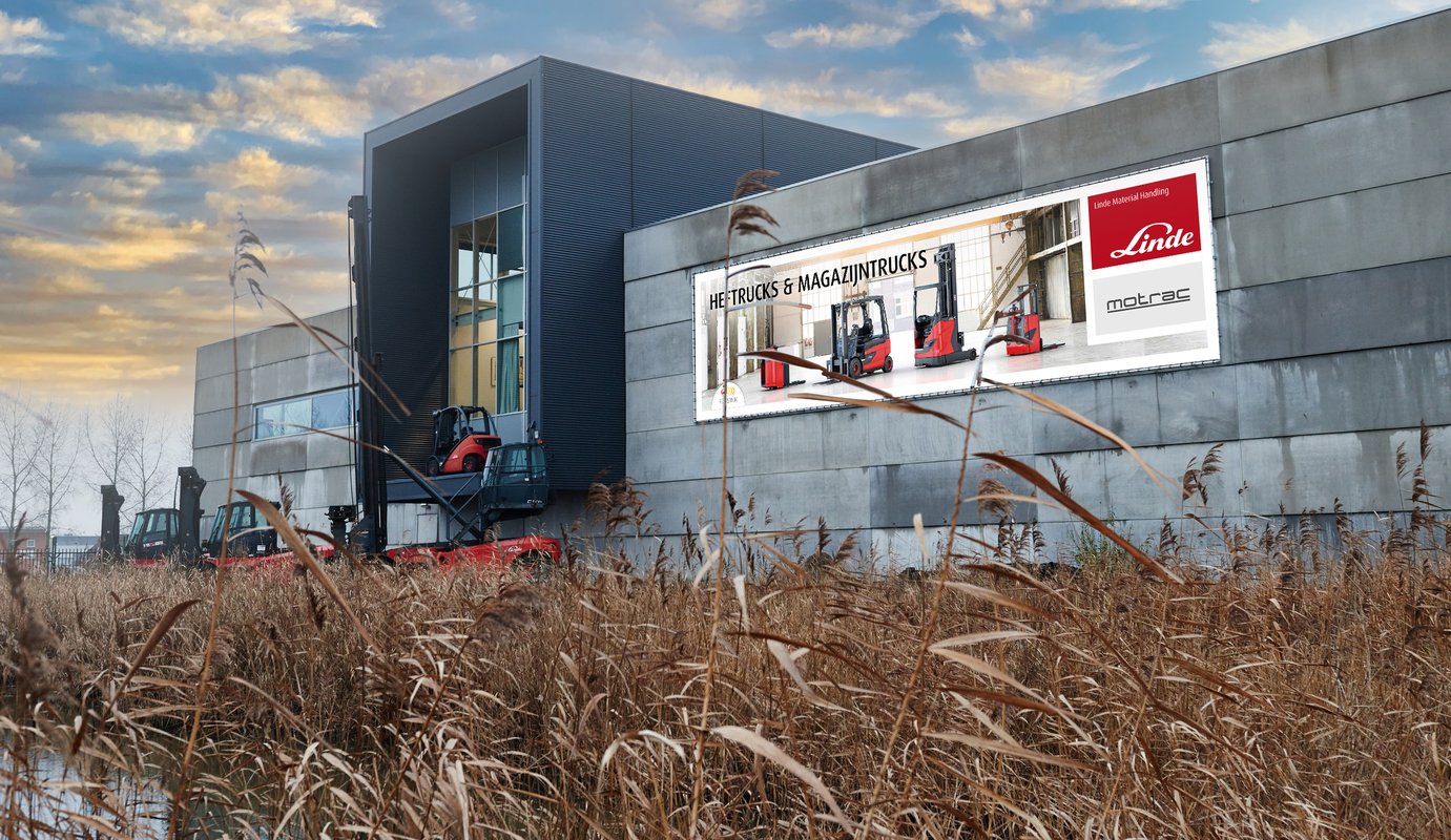 Motrac-pand met Linde-heftrucks en een reclamebord voor heftrucks en magazijntrucks.