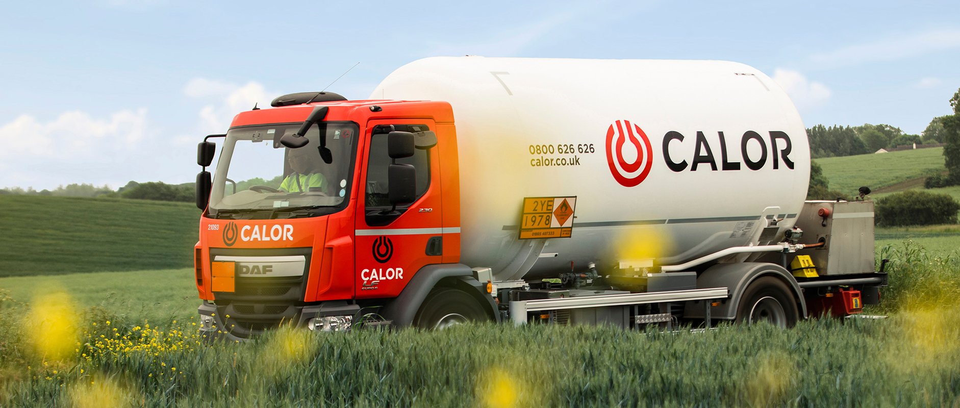 Calor gastanker rijdt door groen landschap.