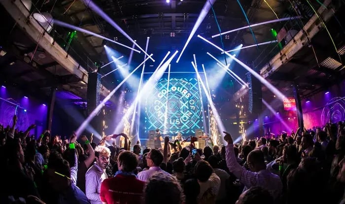 Mensen dansen op het Conclusion feest