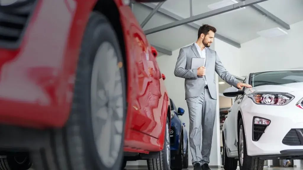 Een autoverkoper in de showroom 