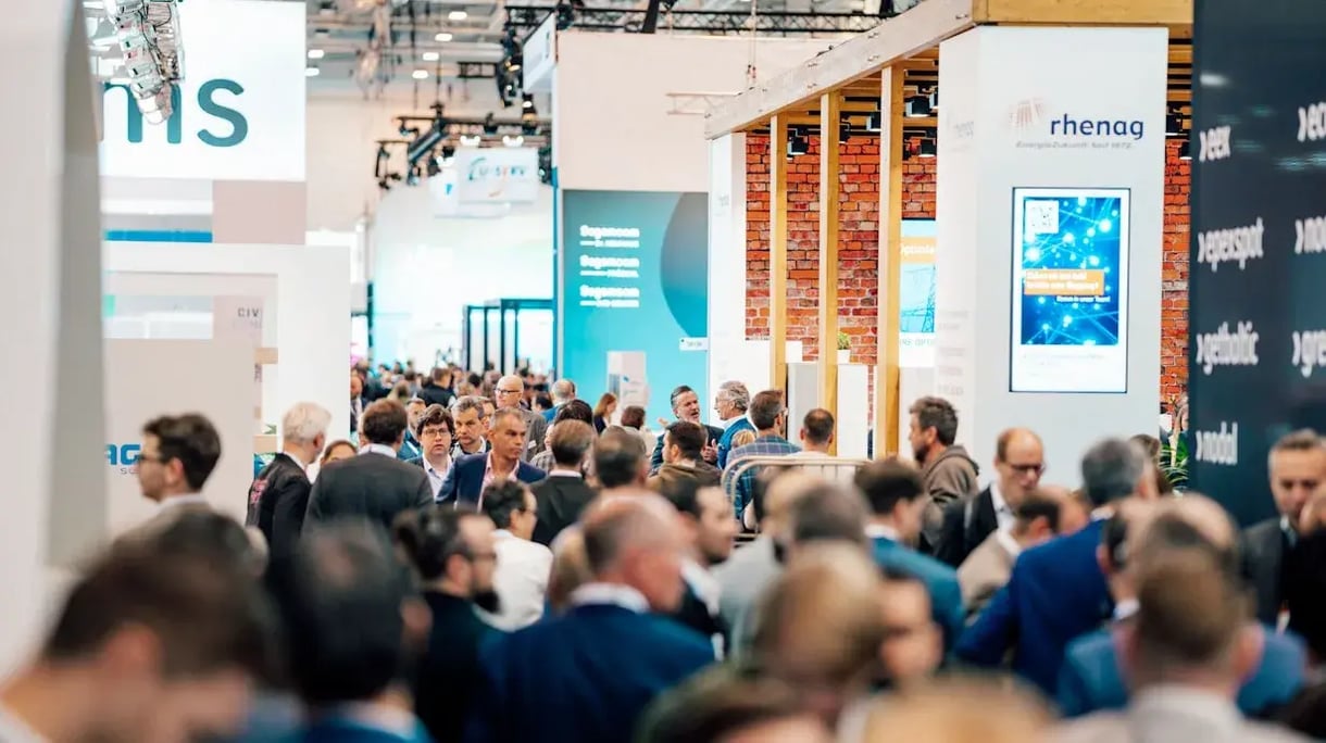 Een gang vol met mensen tijdens het event