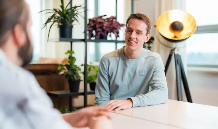 Een heeft lachend een gesprek