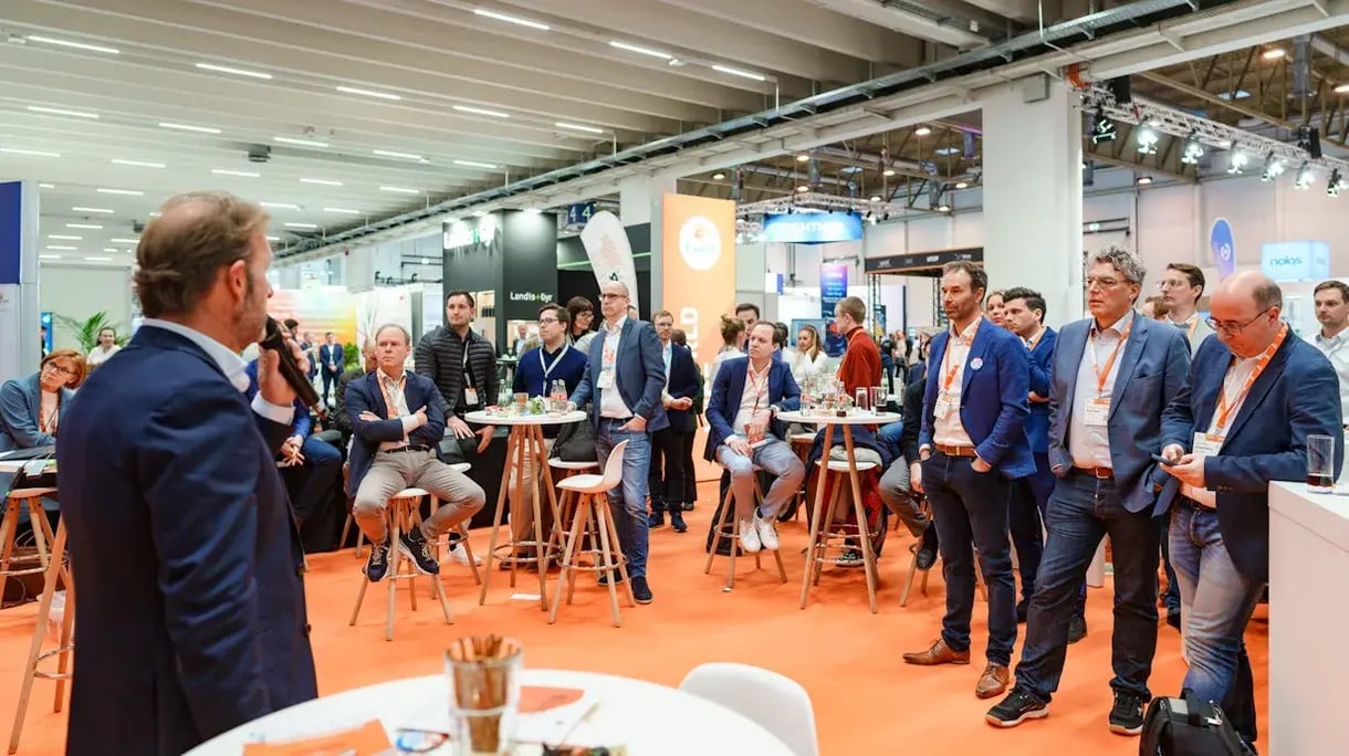 Een van de booths op het event, mensen zitten een luisteren