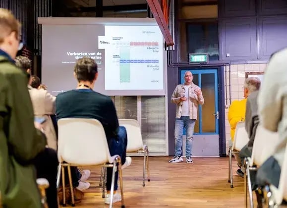 Man geeft presentatie