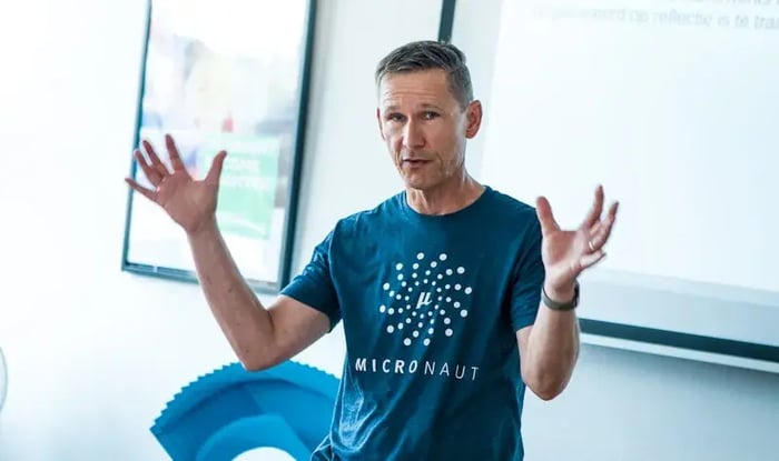 Man laat zijn handen zien