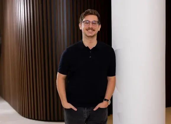 Afbeelding van Valentin die tegen een muur leunt