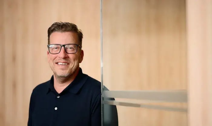 William van der Pijl, ein lächelnder weißer Mann mit blonden Haaren und einer Brille-1