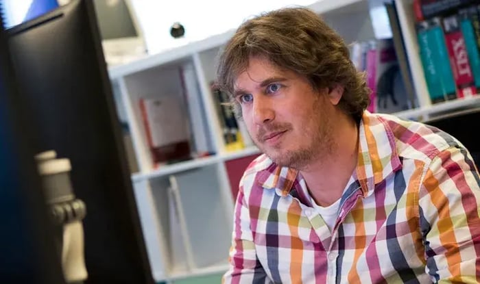 een man kijkt intense