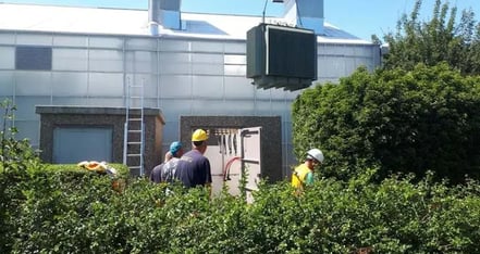 Mannen die een airco installeren