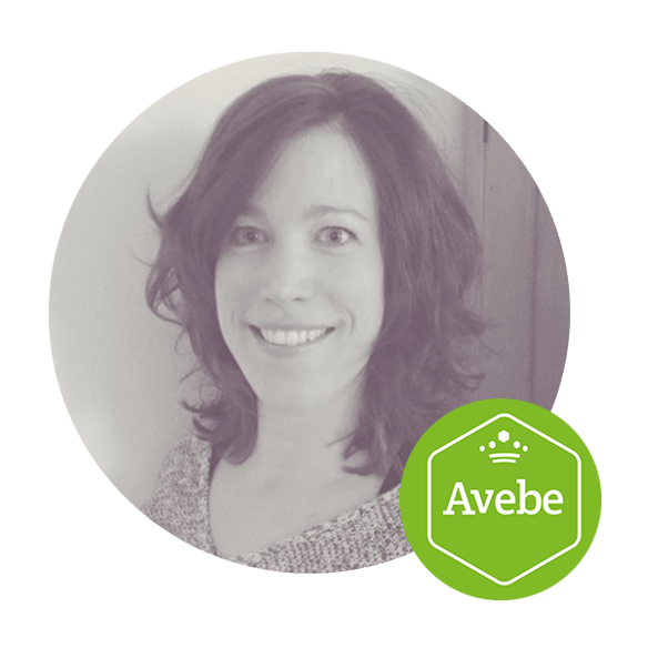 Portretfoto van Inge Kielman, applicatiemanager HR bij Royal Avebe, met het Avebe-logo