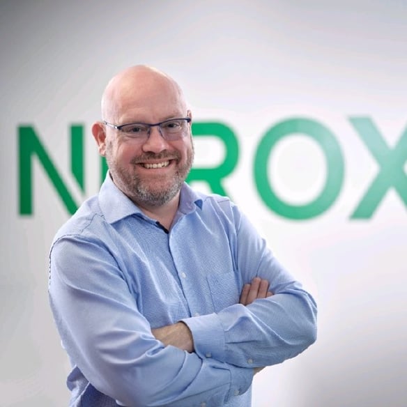 Portretfoto van Danny Dritty, Finance Manager van NPROXX, met het NPROXX-logo op de achtergrond