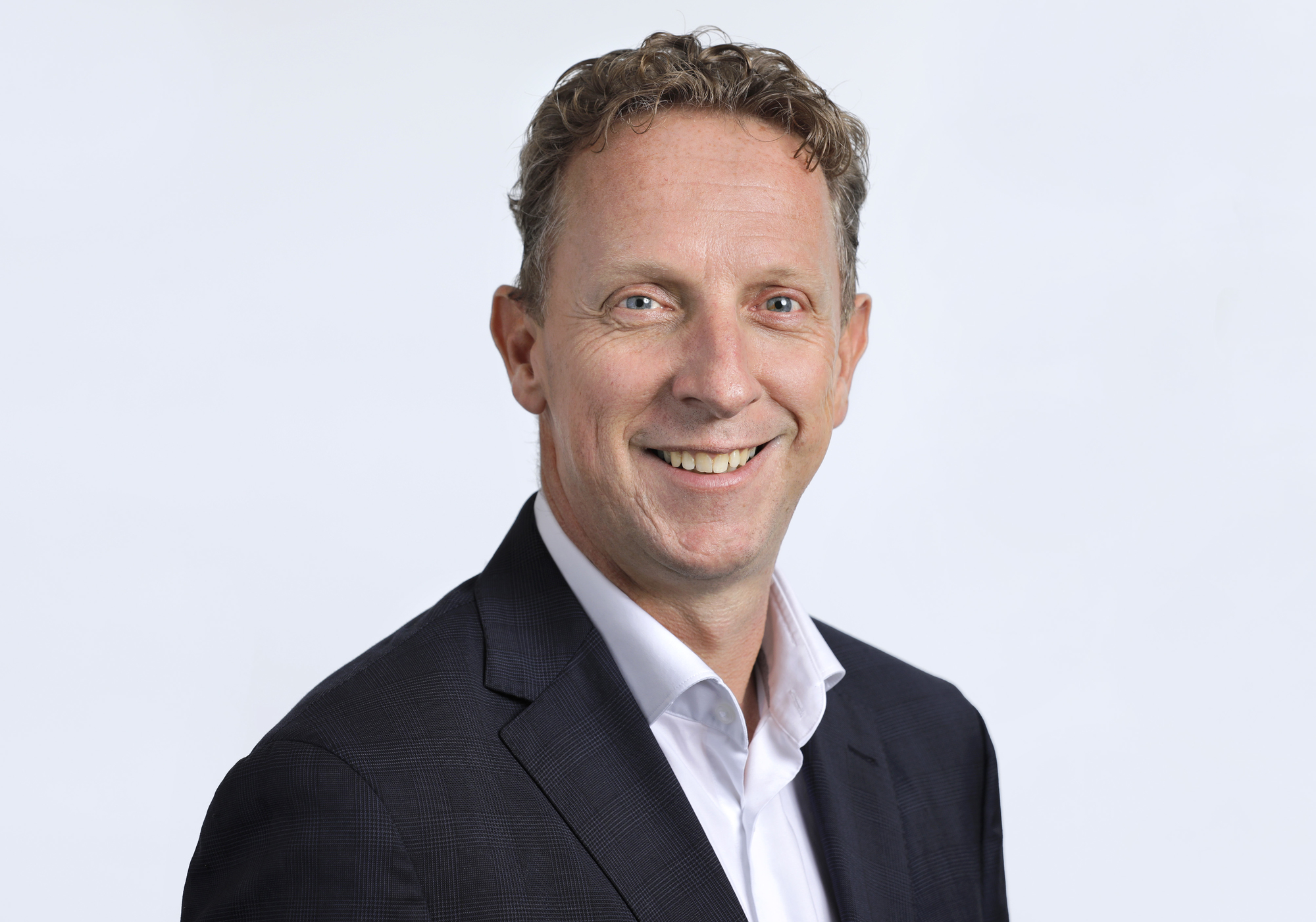 Man die lacht naar de camera