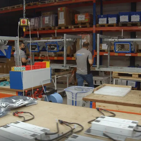 Collega's bezig in werkruimte