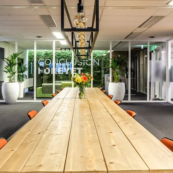 Foto van lange tafel in ruimte