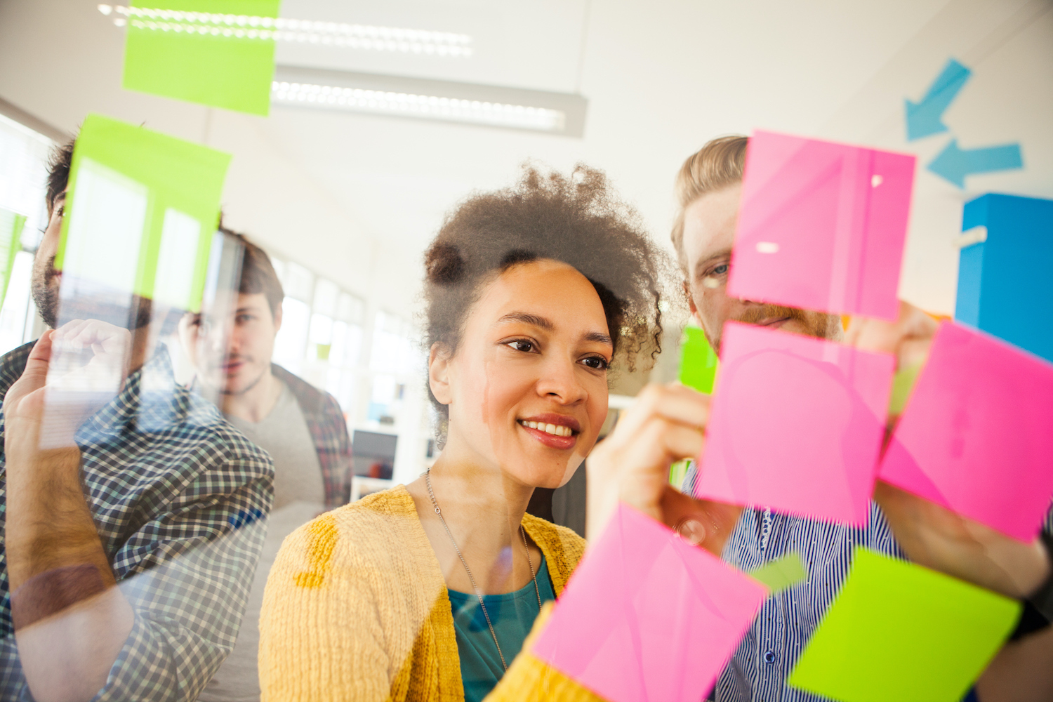 Een vrouw die kijkt naar post-it notes