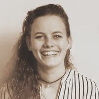 Jonge vrouw glimlachend