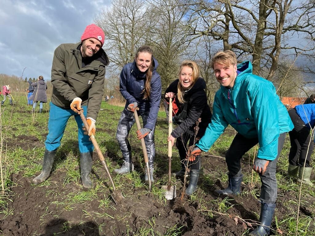 Vier mensen aan het scheppen