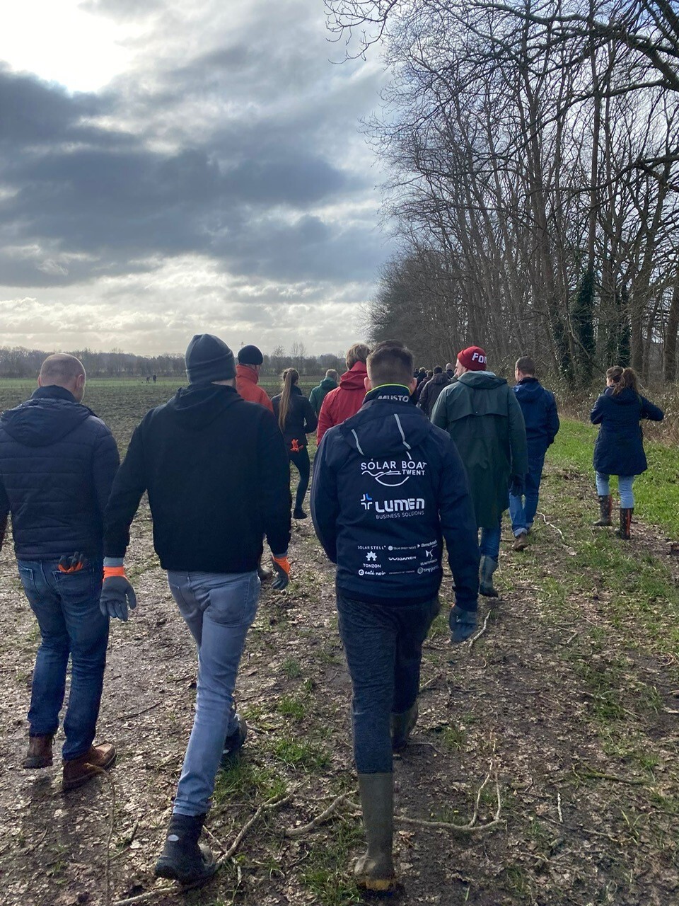Groep mensen loopt in het bos