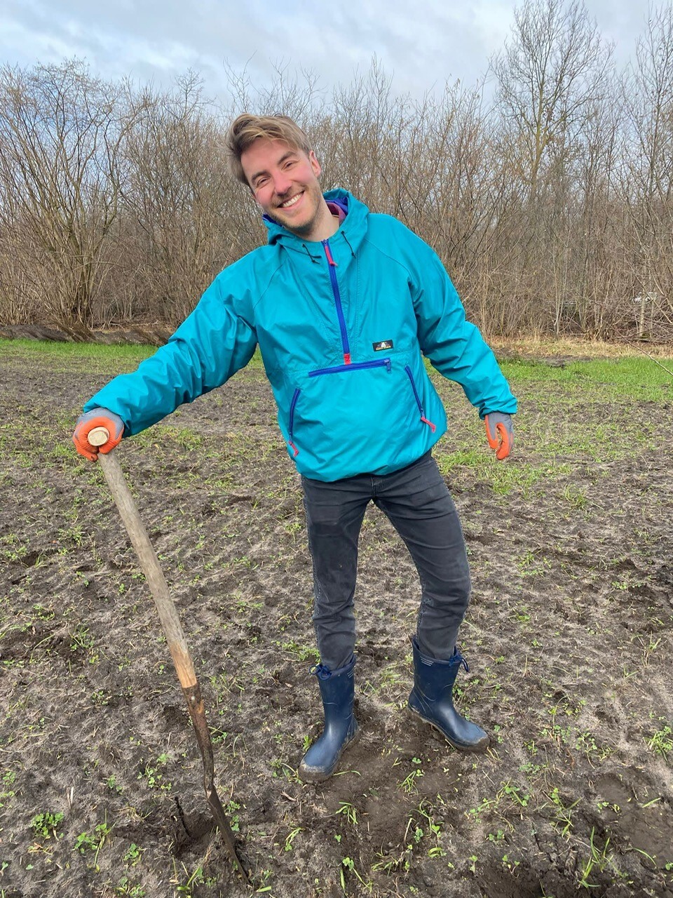 Man lacht met schep in de hand