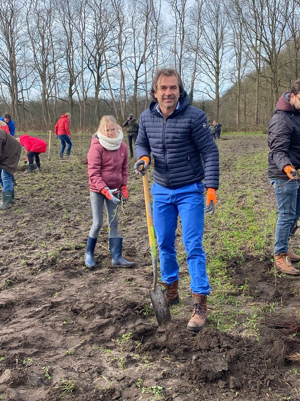 Twee personen tuinieren