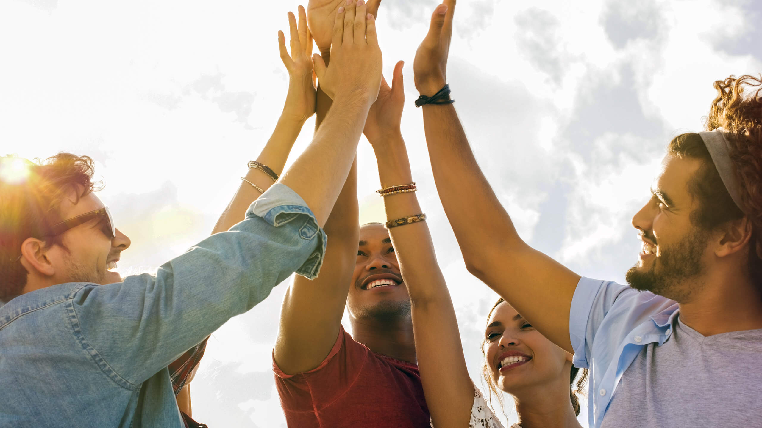 Enkele mensen houden bij elkaar in de lucht