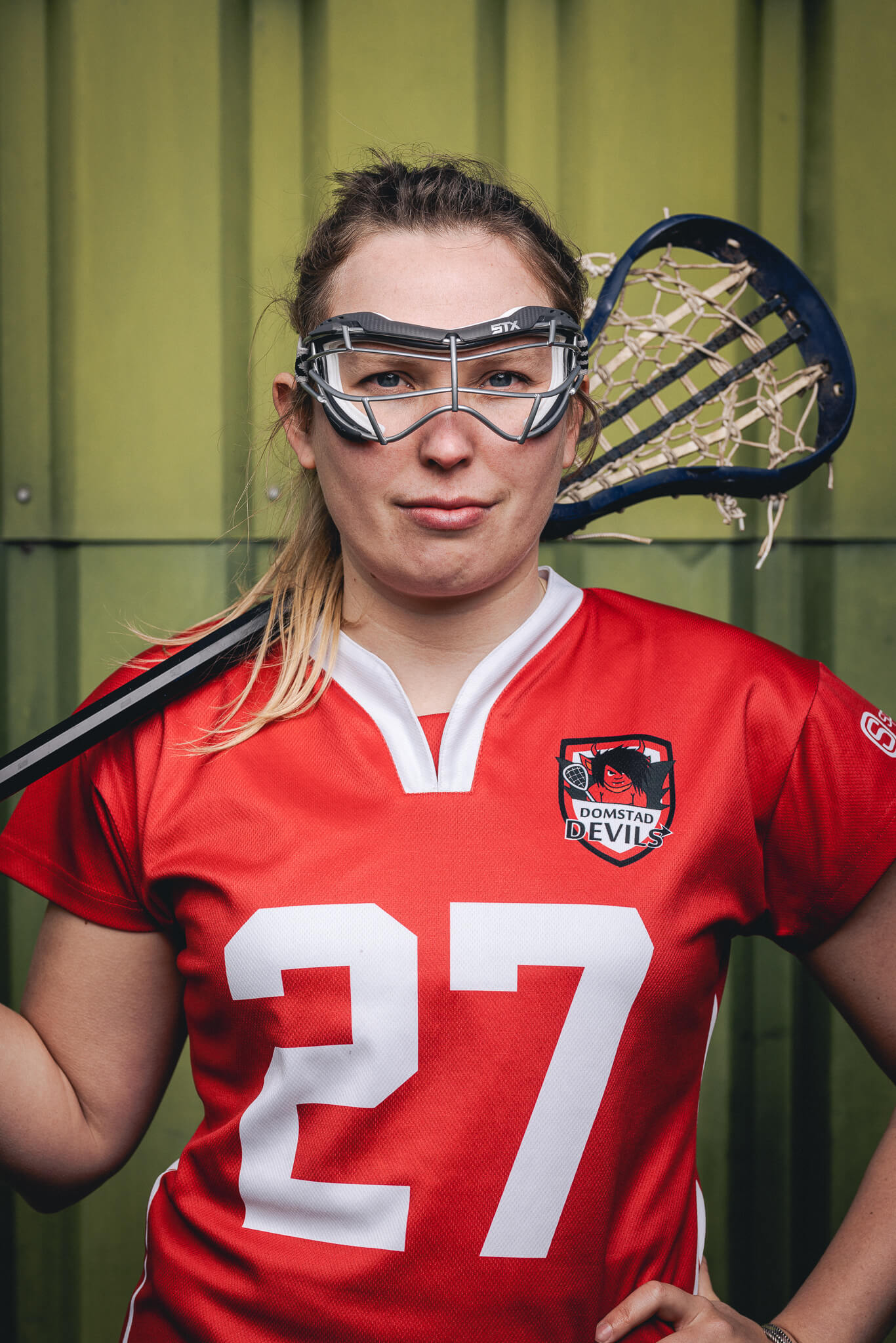 Vrouw met sportkleding en racket.