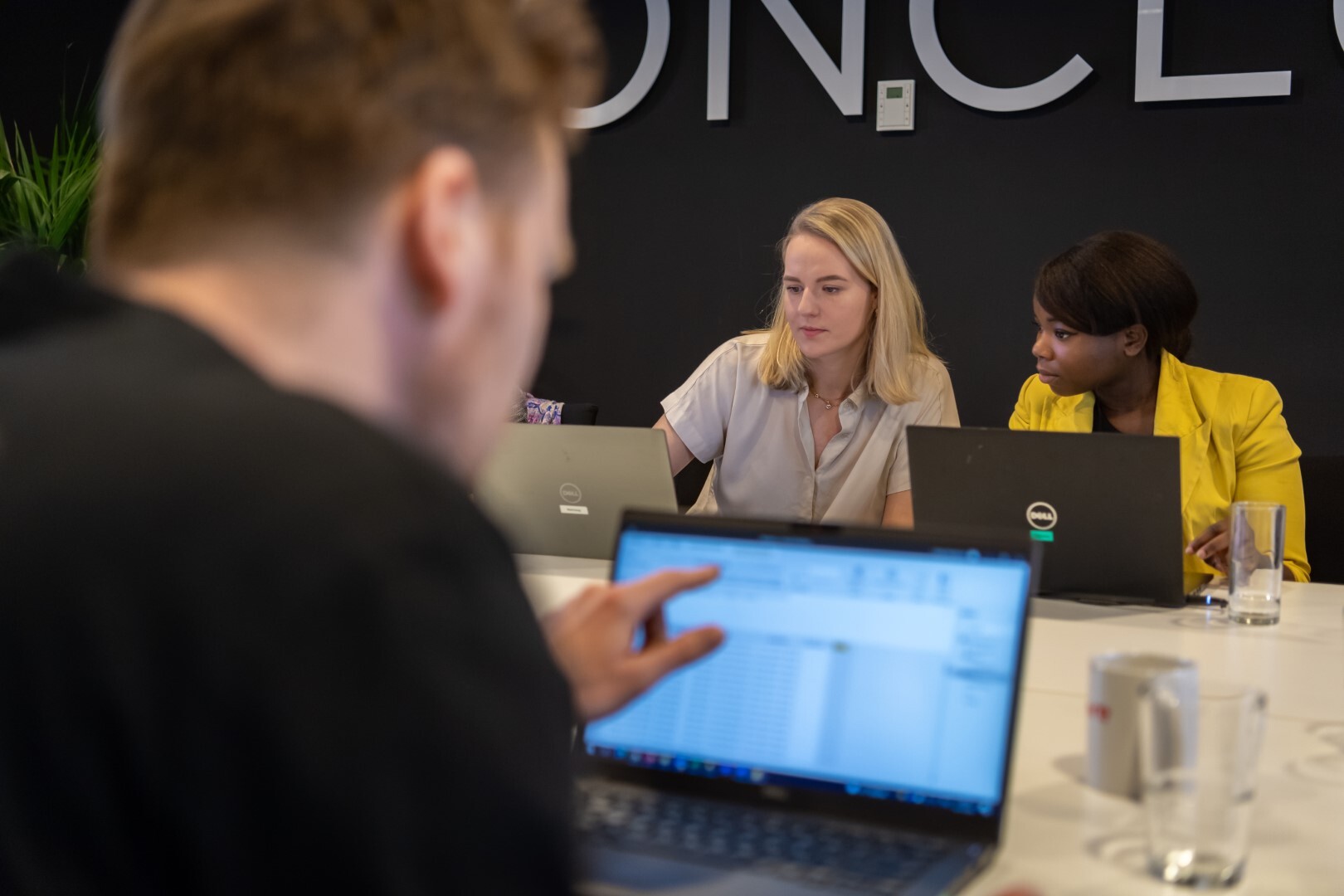 Collega's achter hun laptop