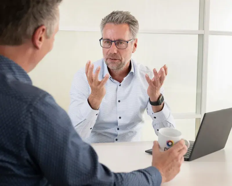 Foto van pratende man