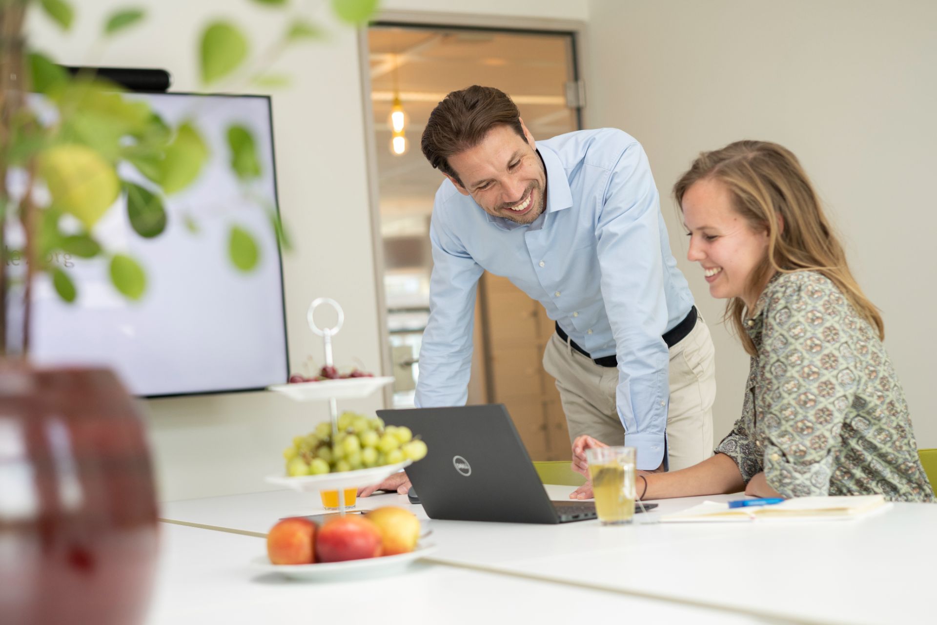 Collega’s achter laptop