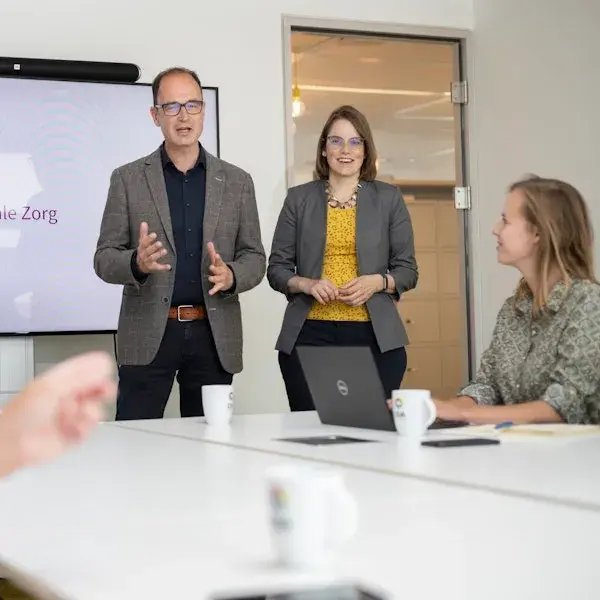 Twee collega's geven een presentatie.