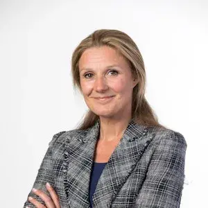 Vrouw met geruit jasje glimlacht 