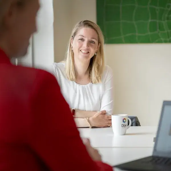 Collega kijkt aandachtig.