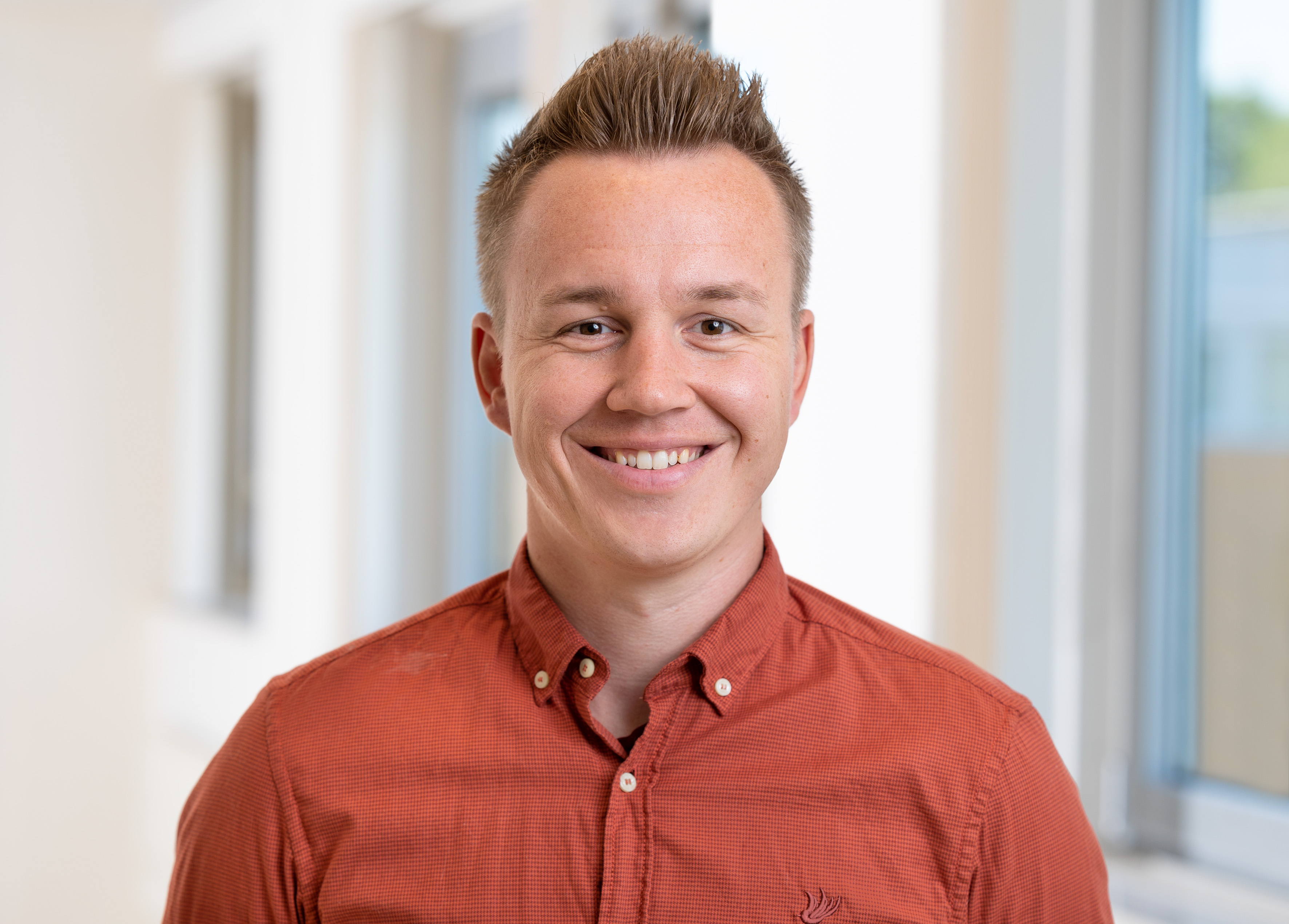 Een man die glimlacht