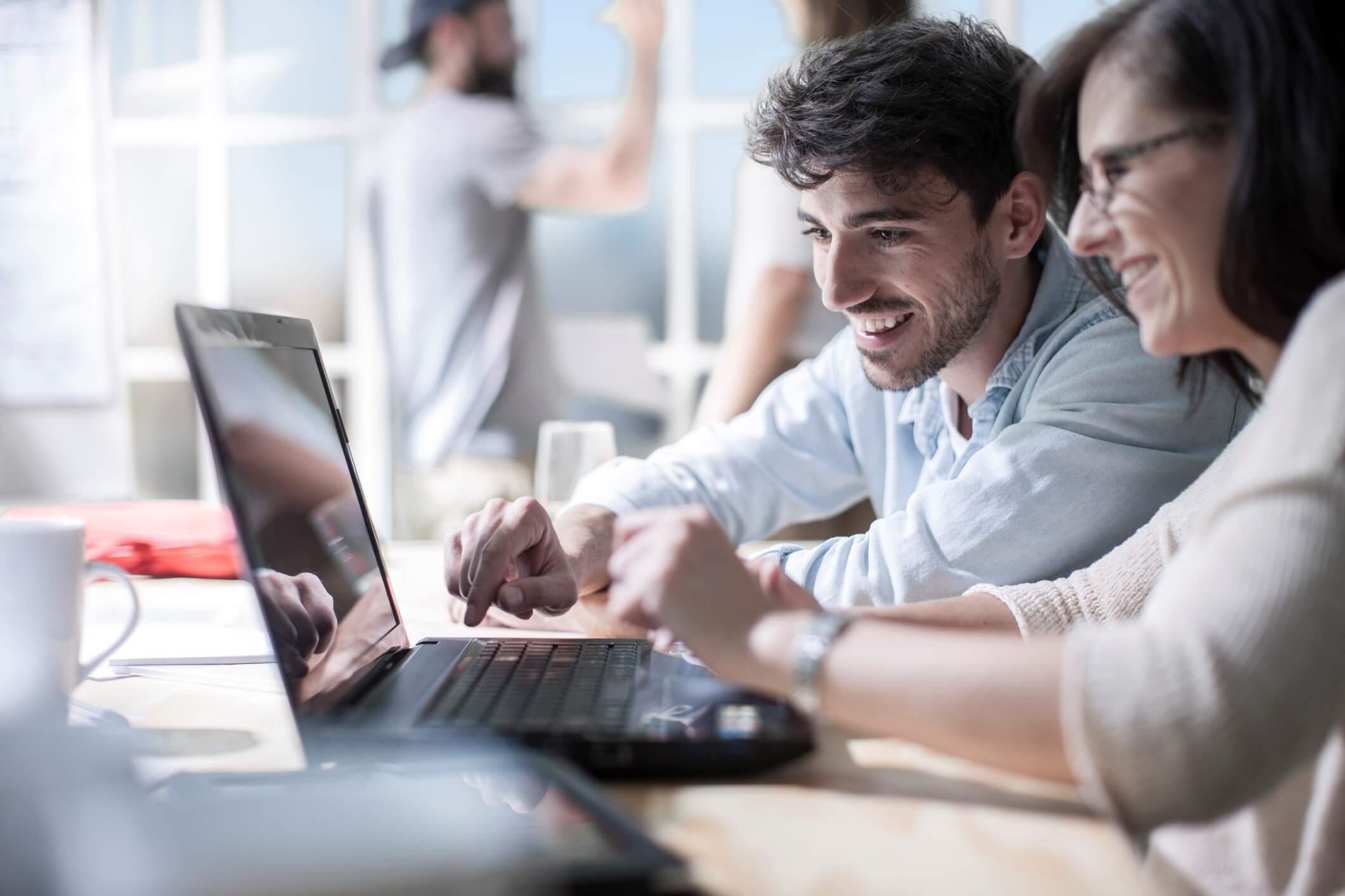 Man en vrouw achter laptop