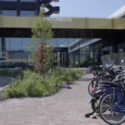 Antoninan Amsterdam met een paar fietsen