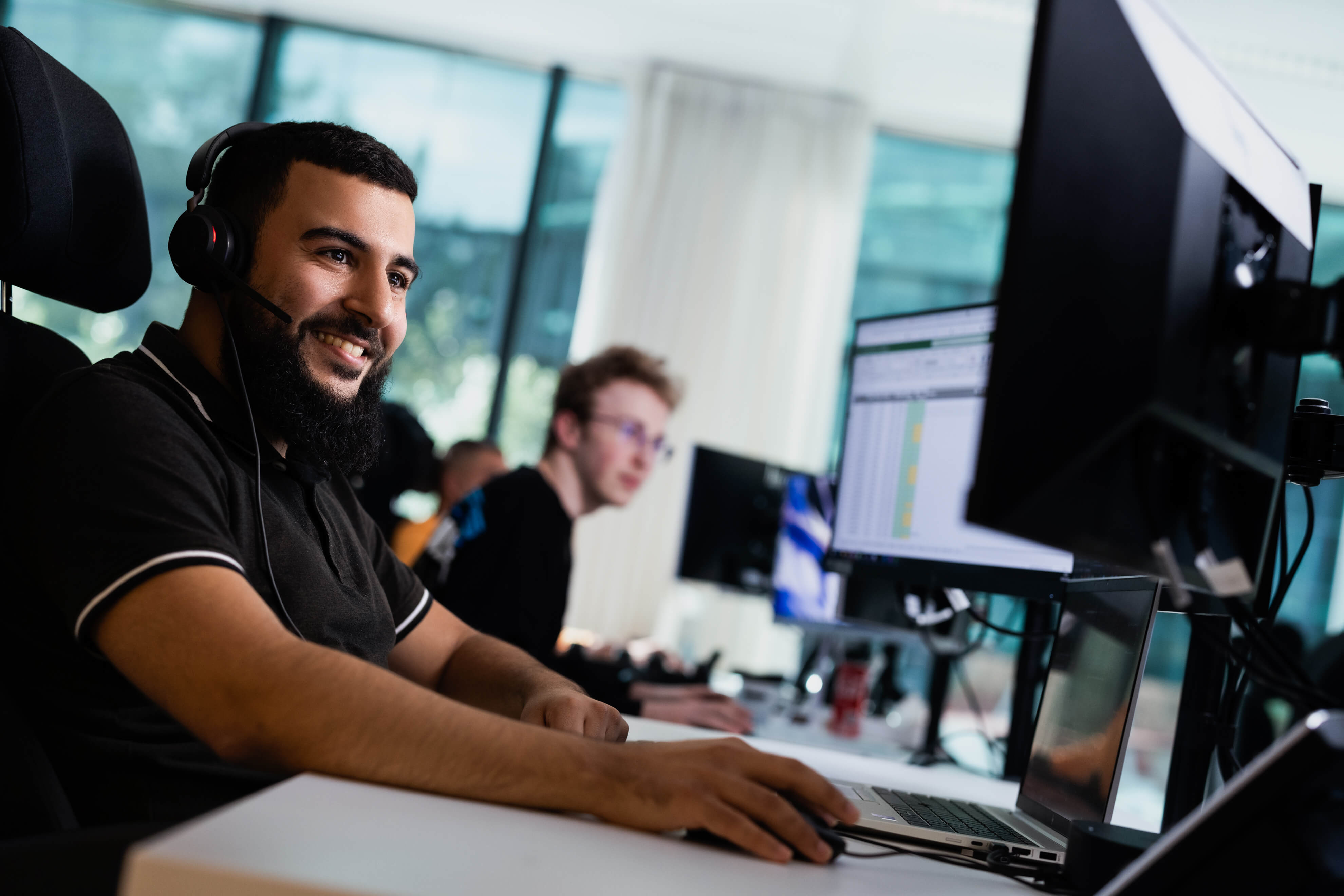 collega's achter hun  computer