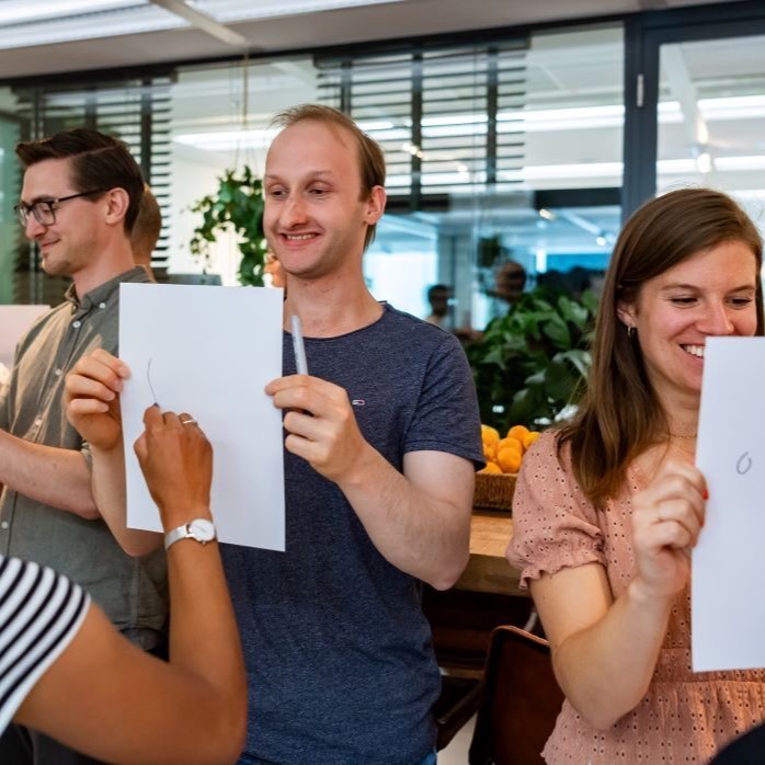 Collega's met papiertjes in hun handen.