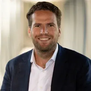 Bart Bruinsma lacht vrolijk naar de camera