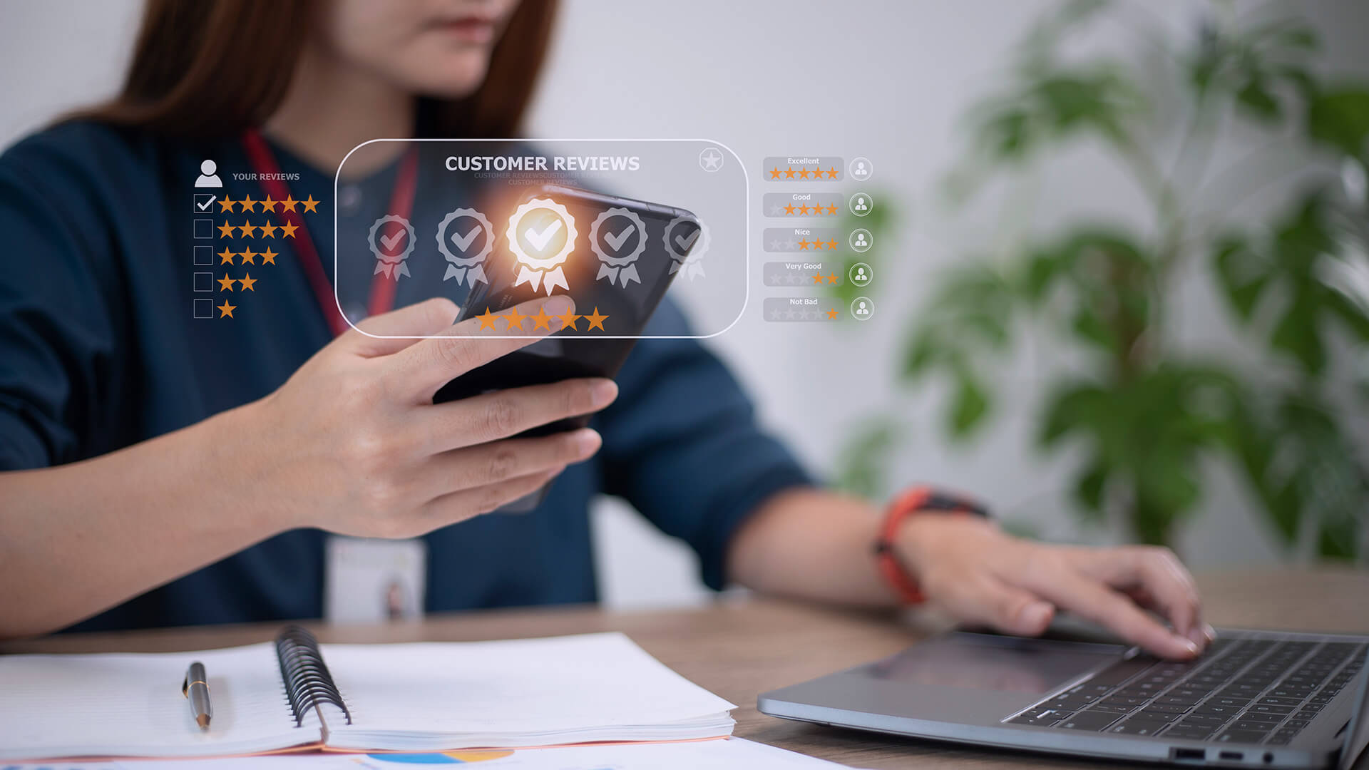 scherm afbeelding met op achtergrond vrouw met telefoon en laptop