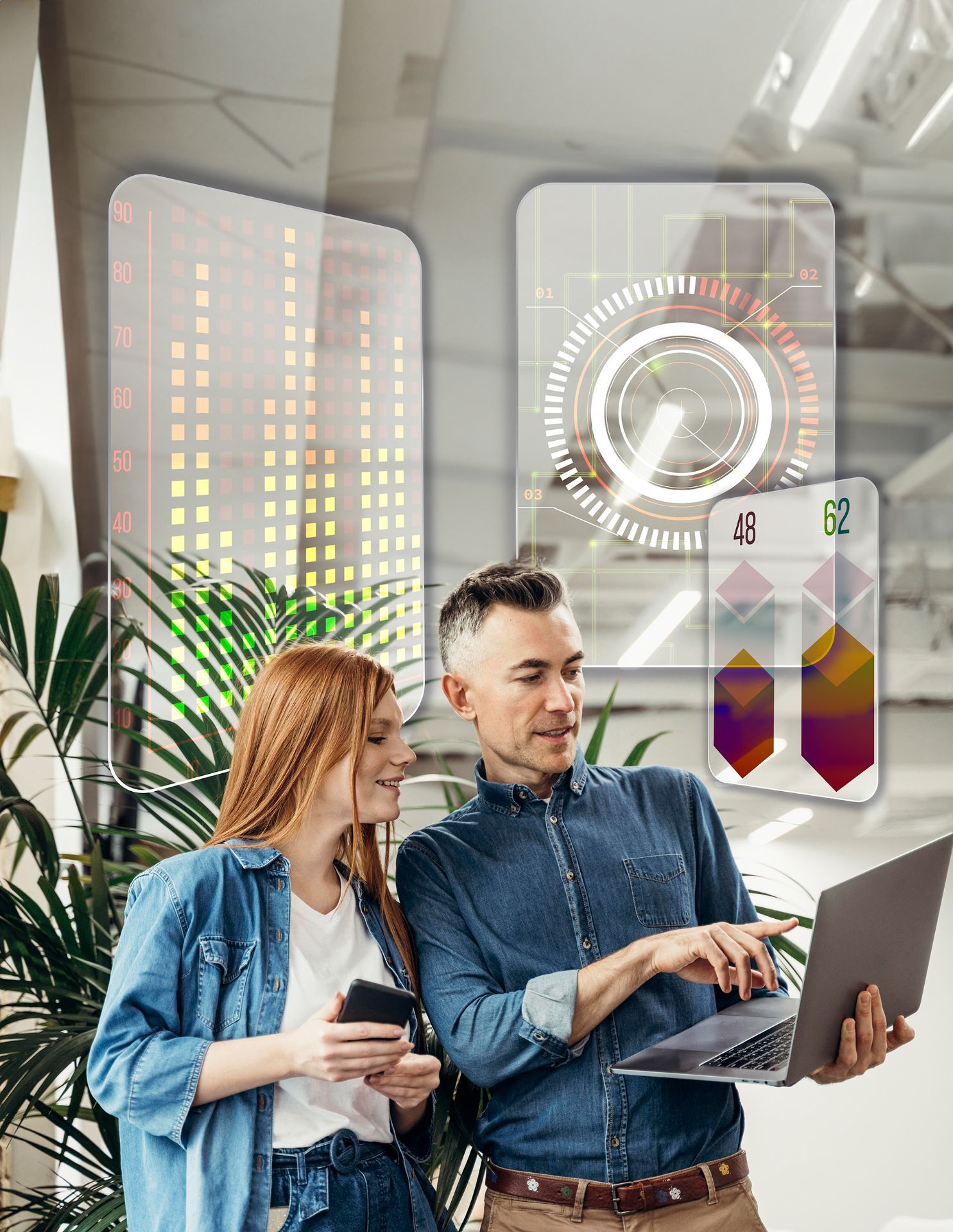 Collega toont andere collega iets op laptopscherm