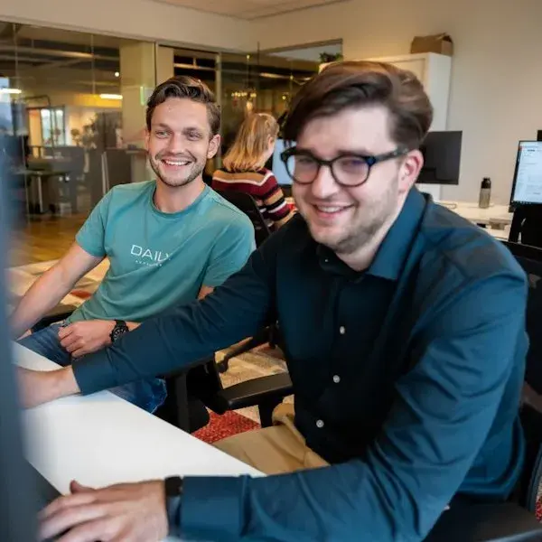 Collega's kijken naar het scherm