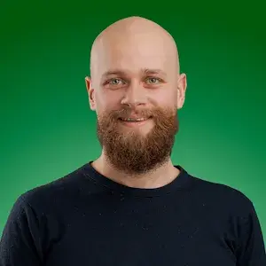 Man met baard lacht naar de camera