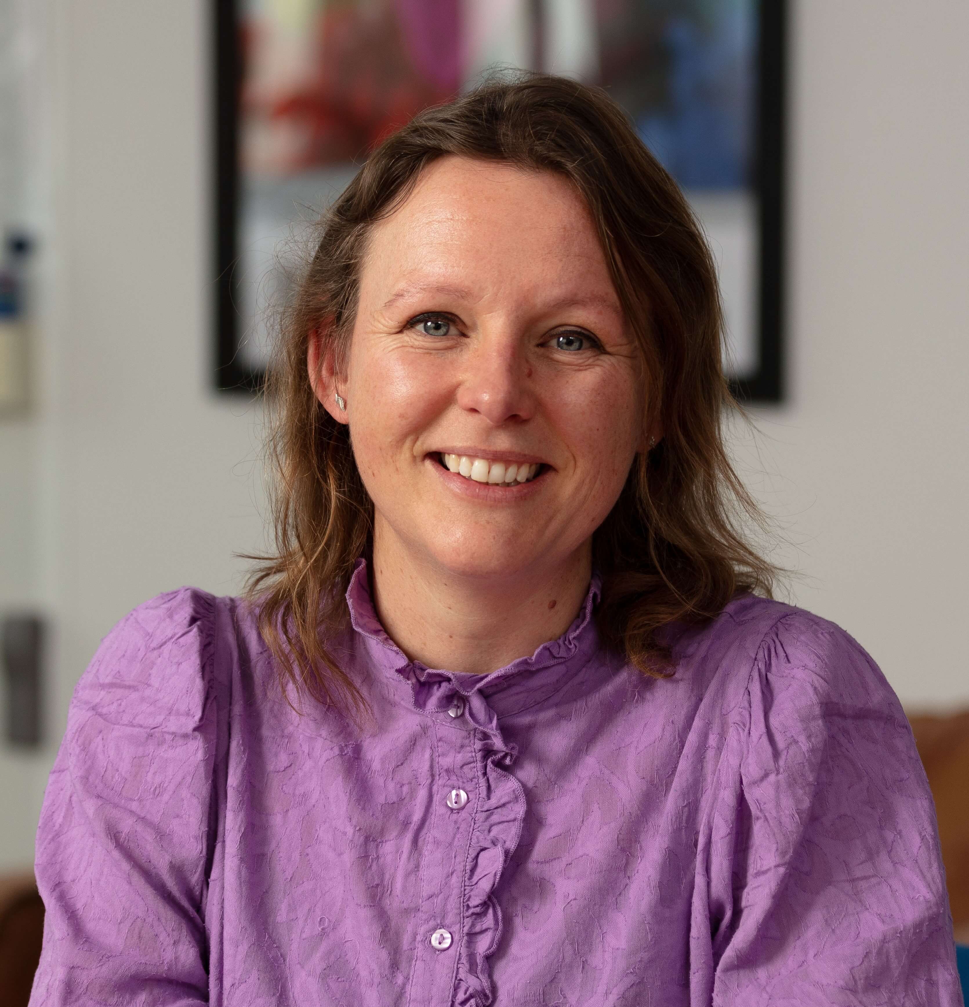 Vrouw in paarse blouse