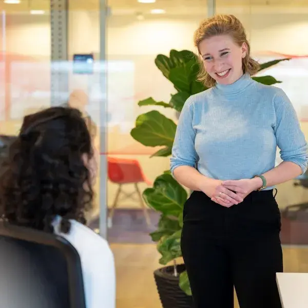 Vrouwelijke collega.