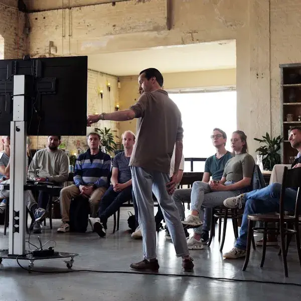 Foto van man die presenteert