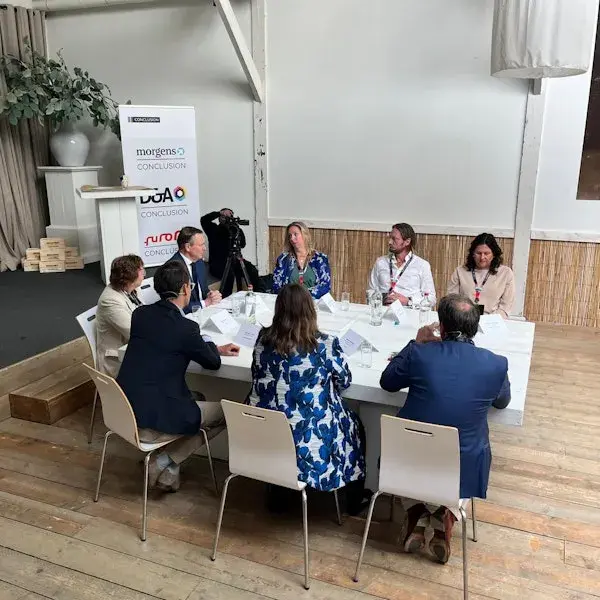 Collega’s aan tafel